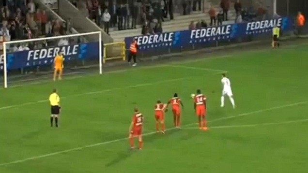 Futbal_po 11 m gólové nožničky